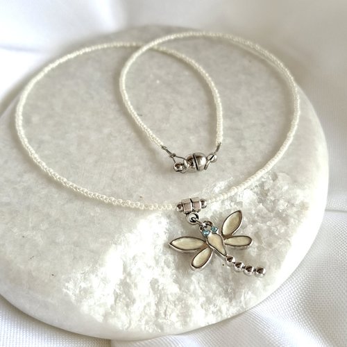Collier ras de cou en perles de rocaille blanches, pendentif libellule argentée et nacre, fermoir aimanté