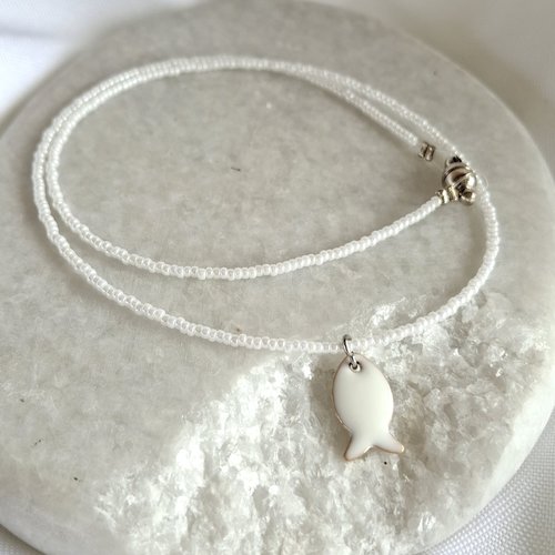 Collier ras de cou en perles de rocaille blanches, pendentif poisson émaillé blanc, fermoir aimanté