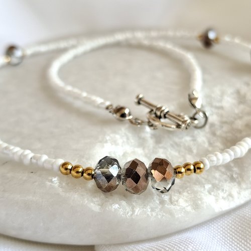 Collier blanc et perles à facettes métallisées avec fermoir t