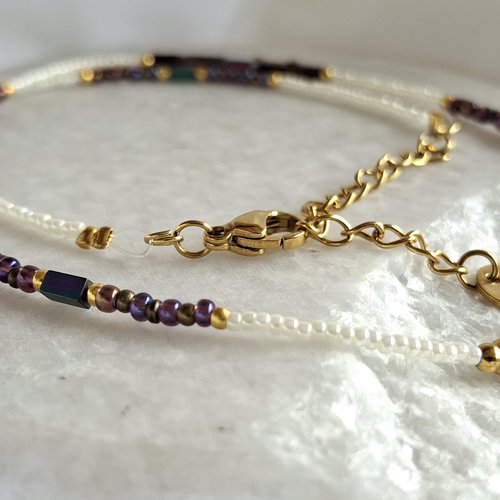 Collier fin blanc et perles dorées, détails violet et hématite