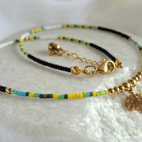 Collier fin multicolore et noir avec breloque arbre de vie dorée