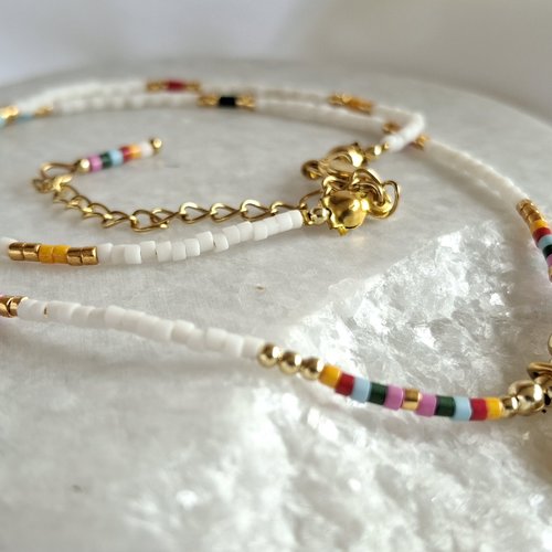 Collier blanc et touches colorées avec médaille étoile dorée