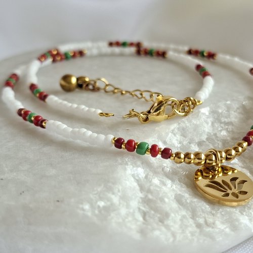 Collier blanc et touches rouge et vert avec médaille fleur de lotus