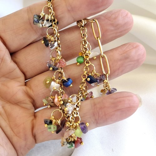 Bracelet breloques "tri pierres chips" en acier inoxydable doré et pierres naturelles