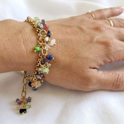 Bracelet breloques "tri pierres chips" en acier inoxydable doré et pierres naturelles