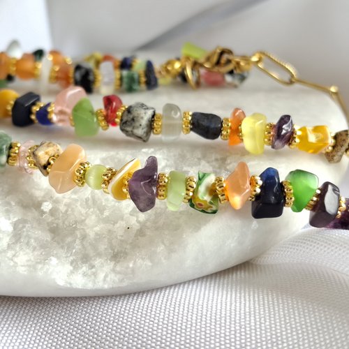 Collier chips multicolores en pierres naturelles et verre – acier inoxydable doré
