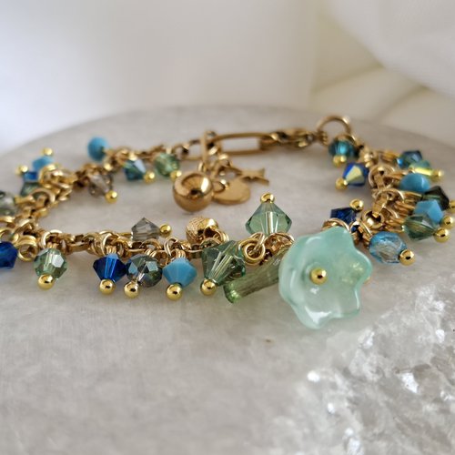 Bracelet breloques artisanal en acier doré, toupies cristal swarovski bleues & fleur
