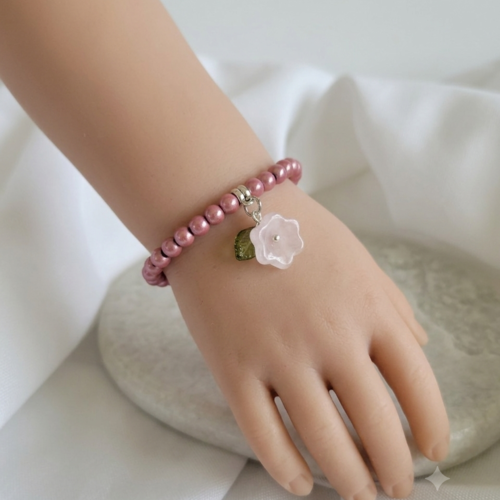 Bracelet enfant élastique perles magiques phosphorescentes et breloque fleur