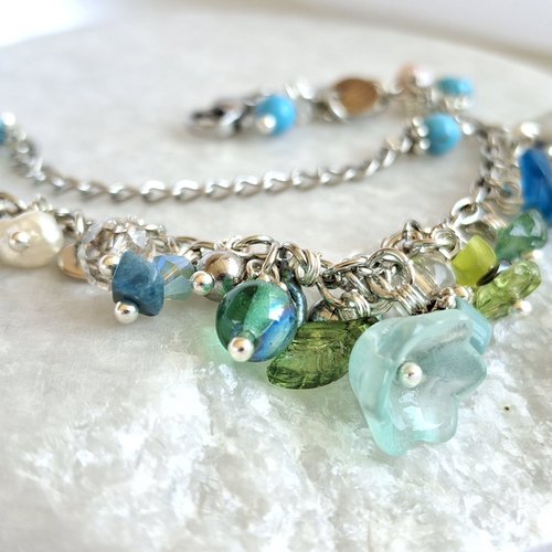 Bracelet breloques fait main – chaîne rhodiée, pierreries & tons turquoise