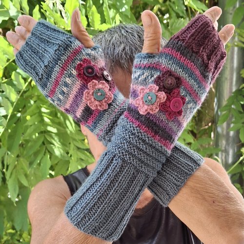 Mitaines tricotées & brodées main – pièce unique