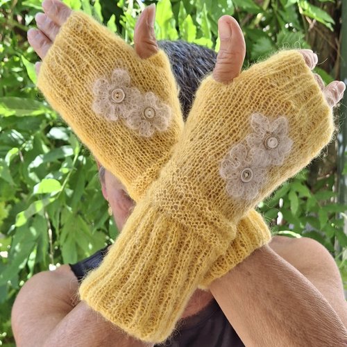 Mitaines mohair jaune moutarde tricotées main – pièce unique à fleurs crochetées