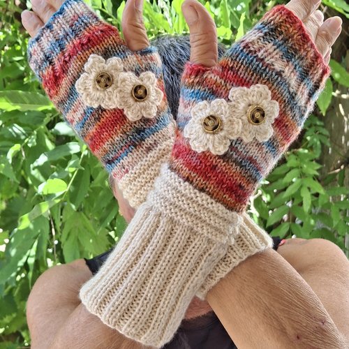 Mitaines tricotées main écru et fil multicolore chiné – pièce unique à fleurs crochetées