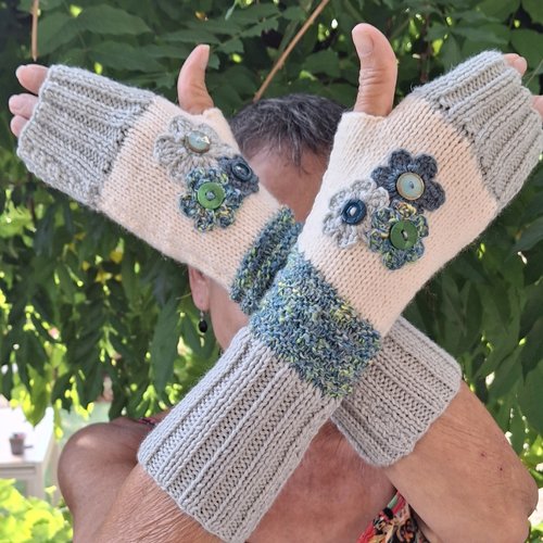 Mitaines longues tricotées main avec fleurs au crochet et boutons fantaisie – crème, vert et gris