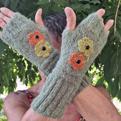 Mitaines tricotées main en mohair avec fleurs crochetées et boutons fantaisie – vert amande