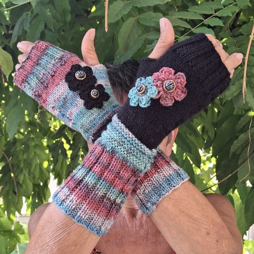 Mitaines tricotées main noir et multicolore chiné avec fleurs crochet et boutons vintage