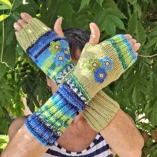 Mitaines tricotées main asymétriques vert anis et bleu océan avec fleurs dmc et boutons ciselés – 29 cm