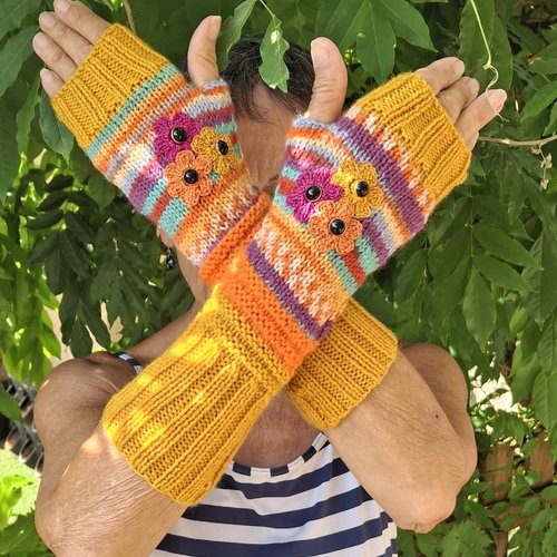 Mitaines tricotées main jaune moutarde et rayures colibri avec fleurs dmc en coton mercerisé – 30 cm