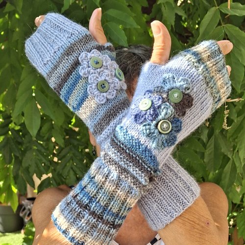 Mitaines tricotées main bleu ciel et rayures chinées avec fleurs crochet et boutons verts – 30 cm