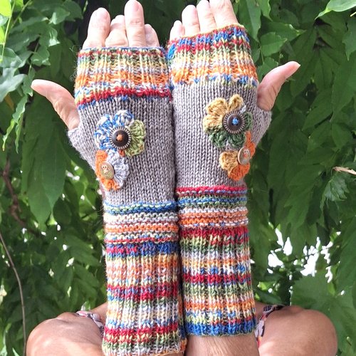 Mitaines tricotées main gris et côtes multicolores avec fleurs crochetées et boutons fantaisie – 26 cm