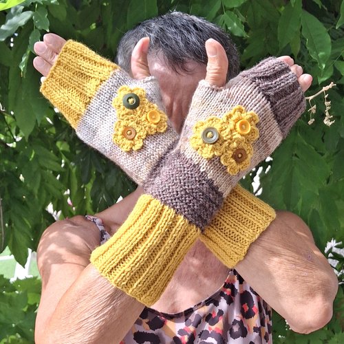 Mitaines tricotées main asymétriques jaune moutarde, marron et beige avec fleurs crochet – 29 cm