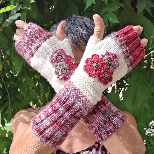 Mitaines tricotées main écru, framboise et nuancé avec fleurs au crochet et boutons métal – 31 cm