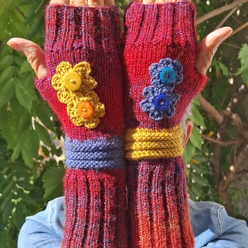Mitaines tricotées main asymétriques rouge chiné, fleurs crochet et touches de contraste