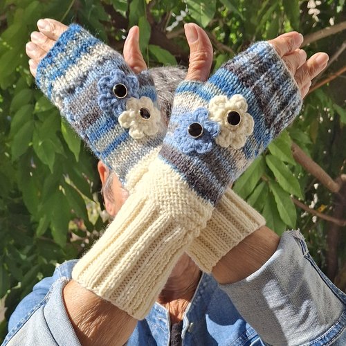 Mitaines tricotées main écru, bleu jean et rayures chinées avec fleurs crochet et boutons – 27 cm