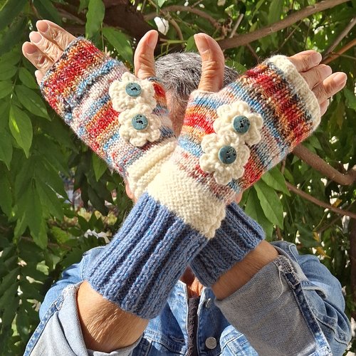 Mitaines tricotées main bleu jean, multicolore chiné et écru avec fleurs au crochet – 27 cm