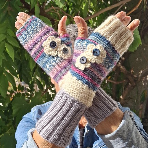 Mitaines tricotées main bleu lavande, crème et rayures chinées avec fleurs au crochet – 29 cm