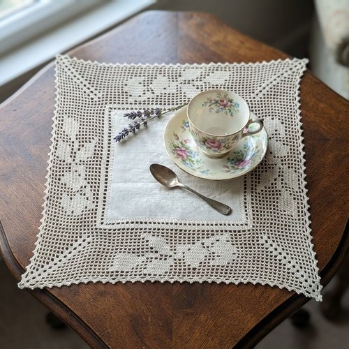 Napperon carré artisanal tissu métis et bordure crochet motif branches feuillues - crème 30 cm