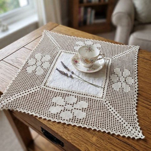 Napperon carré artisanal tissu métis et bordure crochet motif fleur - crème 29 cm