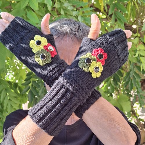 Mitaines tricotées main noires avec fleurs crochetées tricolores et boutons noirs cerclés – 27 cm