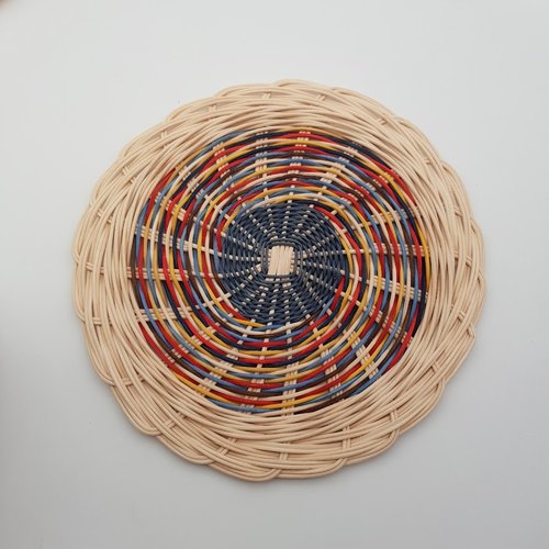 Plateau - dessous de plat rond - volette - décoration murale en rotin naturel écru et multicolore - fait main