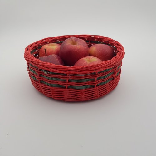 Corbeille ronde rouge et verte en rotin naturel