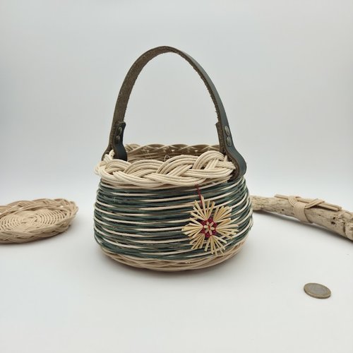 Petit panier rond en rotin écru et vert - anse cuir bleu vert