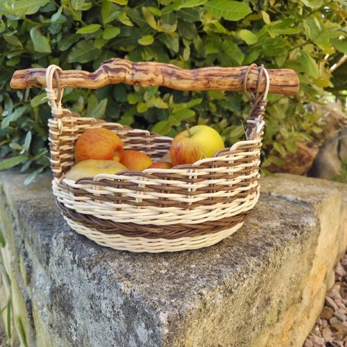 Panier original asymétrique marron et écru - rotin - anse bois