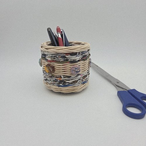 Pot à crayons - douillette à lunettes - télécommandes - en rotin naturel  écru - papier magazine recyclé - boutons céramique