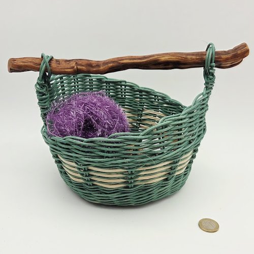 Panier original asymétrique vert turquoise et écru - rotin - anse bois