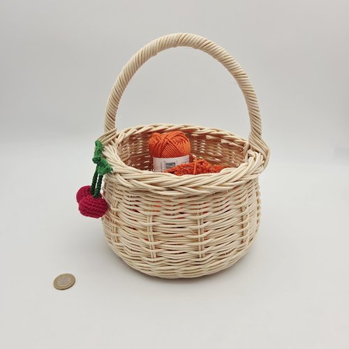 Petit panier rond en rotin écru - décorations cerises- anse rotin