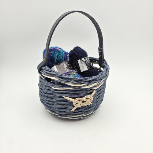 Petit panier rond idéal pour enfant en rotin bleu et écru - anse cuir bleu marine