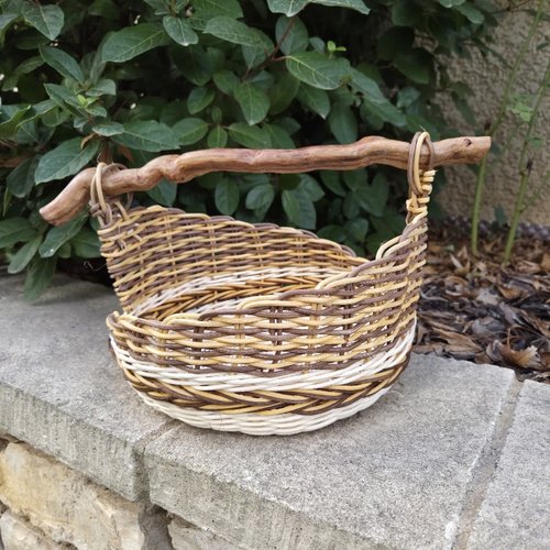 Panier original asymétrique marron ocre et écru - rotin - anse bois