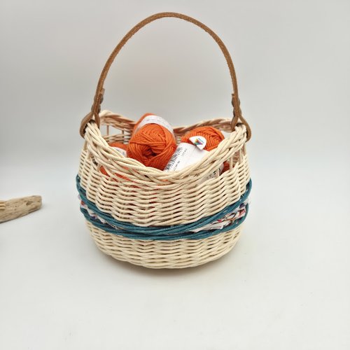 Petit panier rond en rotin naturel écru et vert et papier magazine recyclé - anse cuir - tressé main