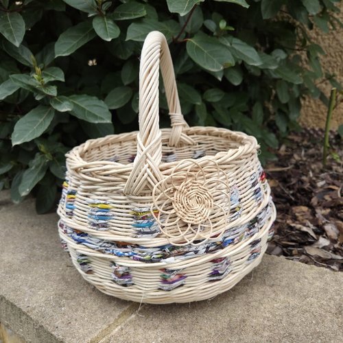 Panier rond en rotin naturel écru et papier magazine recyclé - anse rotin - tressé main