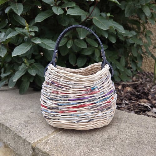 Mini panier rond en rotin naturel écru et papier magazine recyclé - anse cuir bleu marine - tressé main