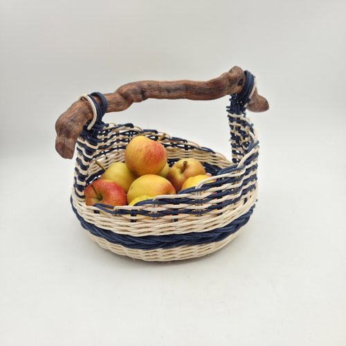 Panier original asymétrique bleu marine et écru - rotin - anse bois