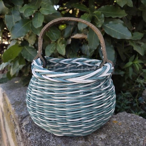 Petit panier rond idéal pour enfant en rotin naturel vert et beige - anse cuir - entièrement tressé main