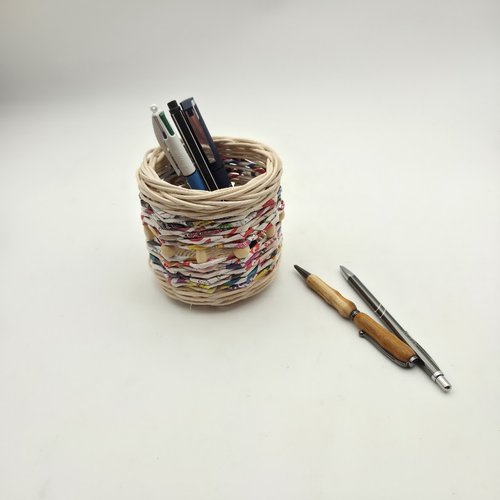 Pot à crayons - douillette à lunettes - télécommandes - en rotin naturel  écru - papier magazine recyclé et perles bois