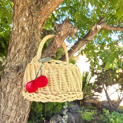 Petit panier rond en rotin écru - cerises au crochet - anse rotin