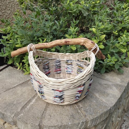 Panier original en rotin naturel et écru et papier recyclé- anse bois