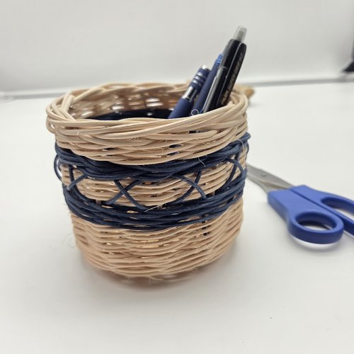 Pot à crayons - douillette à lunettes - télécommandes - - vide-poche- en rotin naturel écru et bleu marine